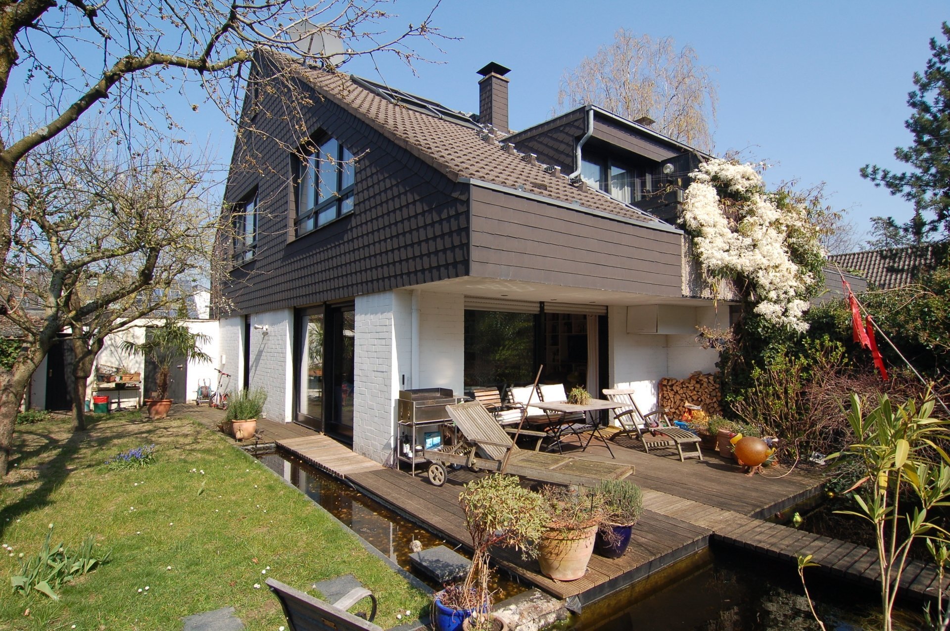 Böcker Wohnimmobilien - Immobilienangebot - Düsseldorf-Wittlaer - Haus - Idyllische Lage Alt-Einbrungen: Sehr gepflegte DHH!Studio! Souterrain! Sauna! Garage! Gartenoase!