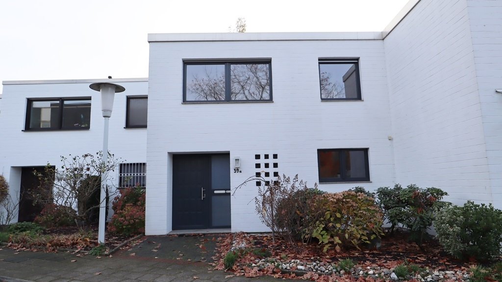 Hausansicht Böcker Wohnimmobilien - Immobilienangebot - Düsseldorf / Kaiserswerth - Haus - 150 m fußläufige Lage zur Intern. Schule - Charmantes 4-Zi-Haus! EBK ! Terrasse!