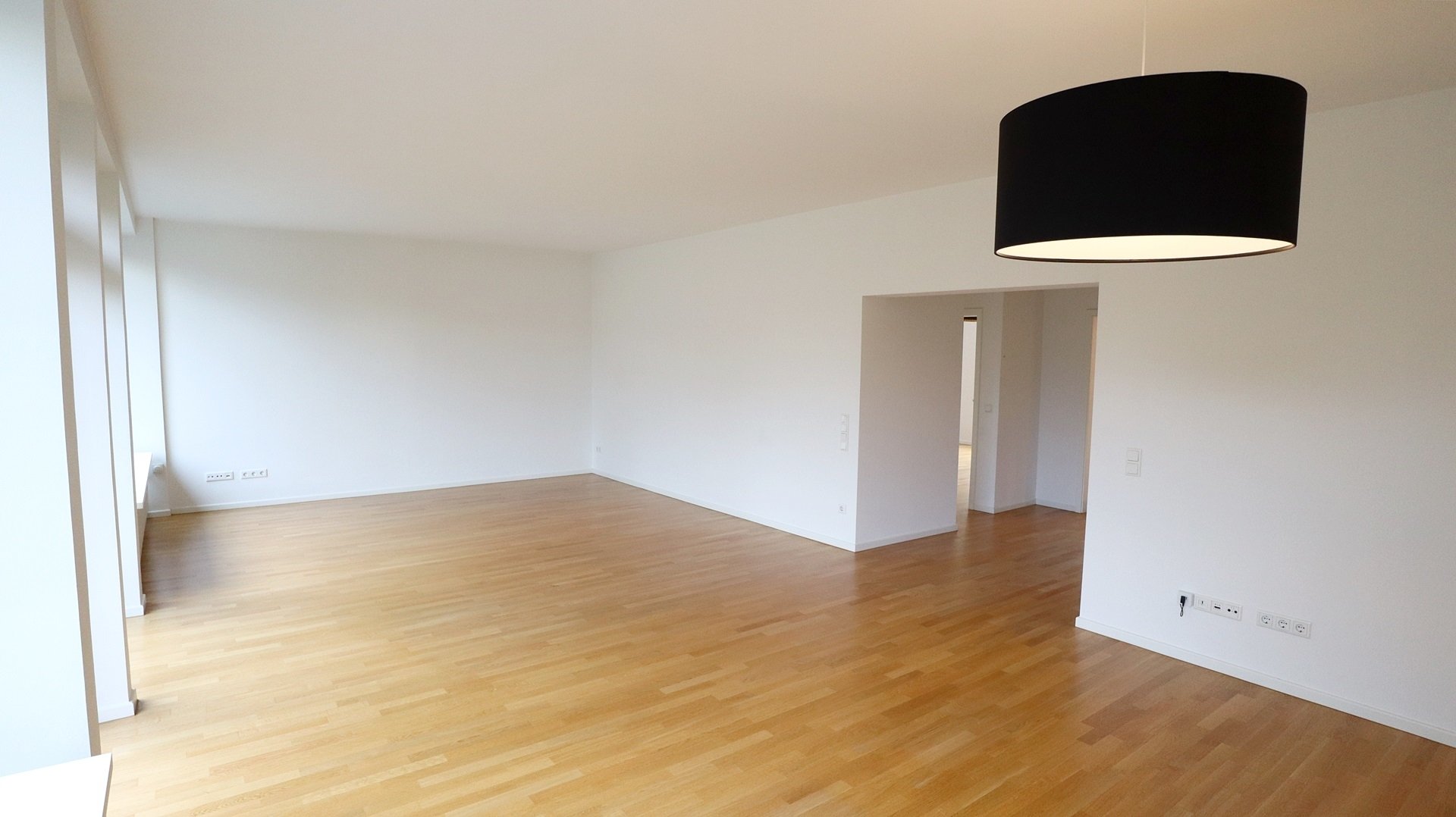 Wohn-/Essbereich Böcker Wohnimmobilien - Immobilienangebot - Düsseldorf - Alle - TOP-Lage am Rhein. Moderne 2-Zimmer Wohnung mit 2 Balkonen und Einbauküche in Düsseldorf-Oberkassel!