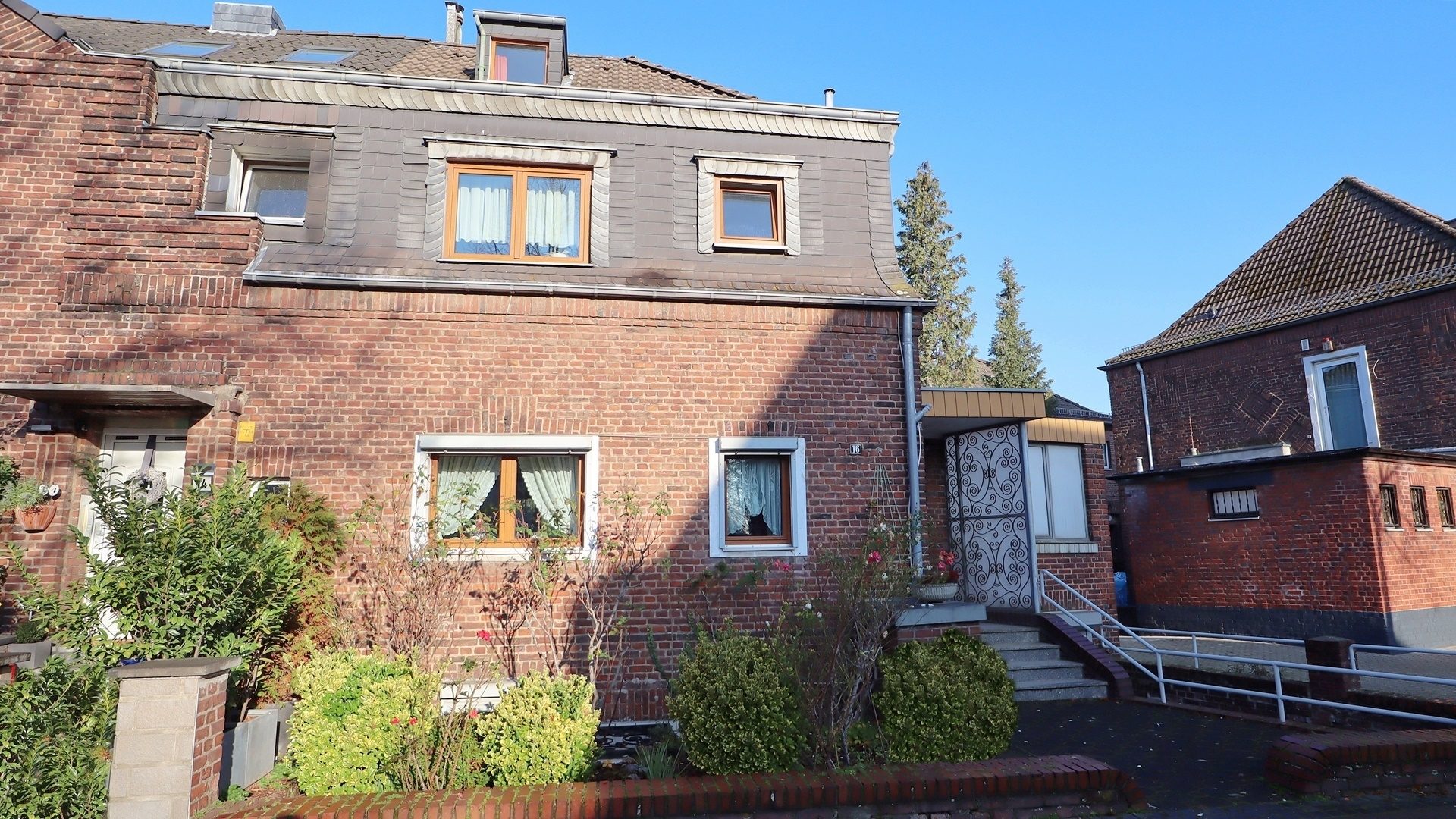 Böcker Wohnimmobilien - Immobilienangebot - Düsseldorf - Alle - Klein aber Fein! Attraktives Einfamilienhaus mit  ausreichend Potenzial für die kleine Familie!
