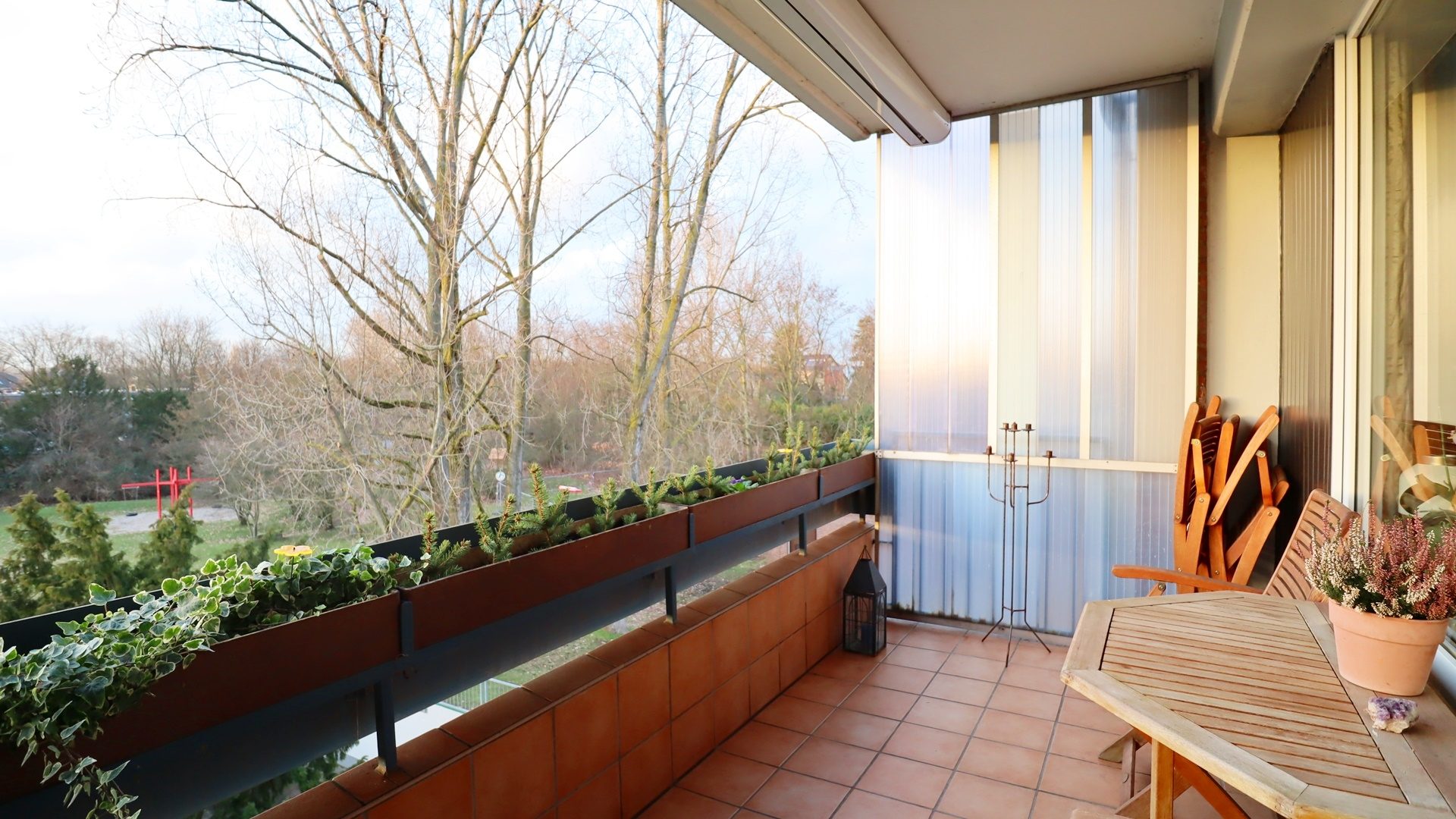 Loggia Böcker Wohnimmobilien - Immobilienangebot - Düsseldorf / Kaiserswerth - Alle - Schicke 3-Zimmer Wohnung mit Einzelgarage und herrlichem Blick ins Grüne!