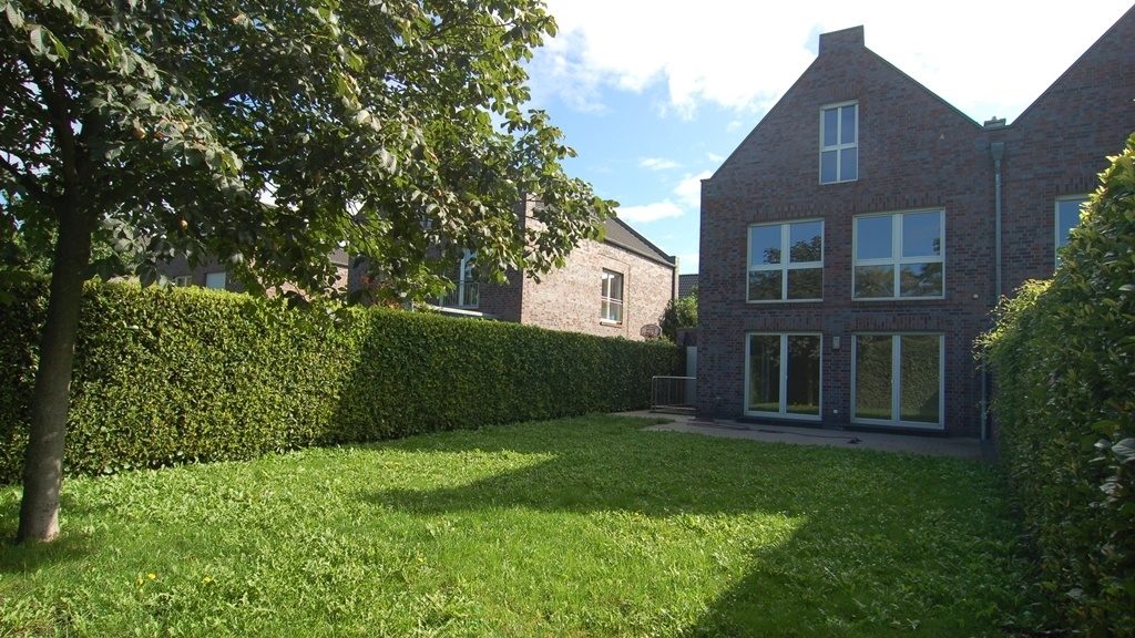 Böcker Wohnimmobilien - Immobilienangebot - Düsseldorf Wittlaer - Alle - Großzügige DHH mit exklusiver Ausstattung in Wittlaer