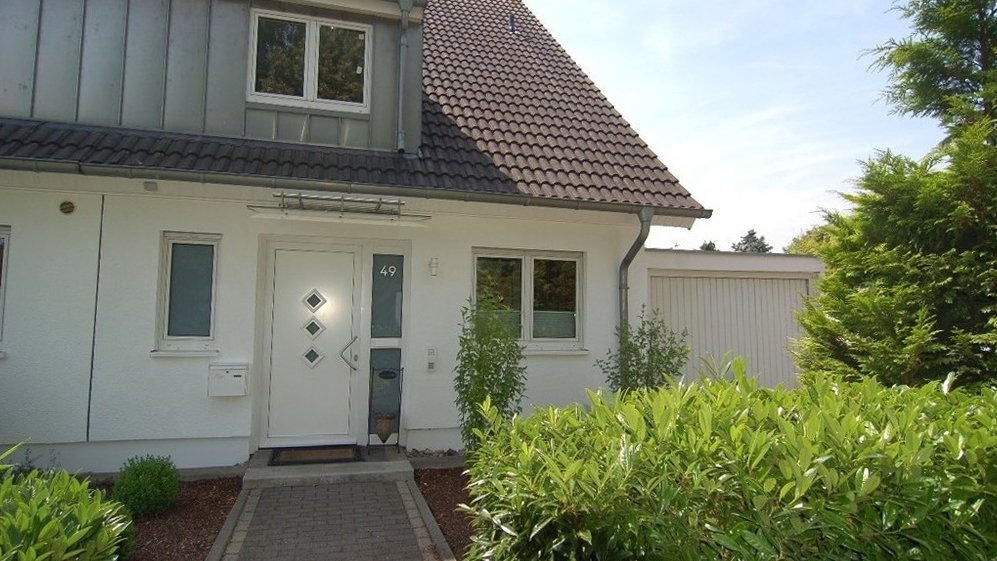 Vorderansicht Böcker Wohnimmobilien - Immobilienangebot - Düsseldorf / Kaiserswerth - Alle - Hochwertige DHH! Modernes Interieur! Studio! 2 Designerbäder! Vollkeller, Garten, Terrasse, Garage!