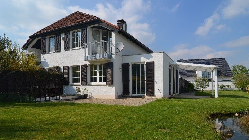 Böcker Wohnimmobilien - Immobilienangebot - Düsseldorf / Kalkum - Alle - Gemütliche Doppelhaushälfte mit schönem Garten, Kamin und Sauna.