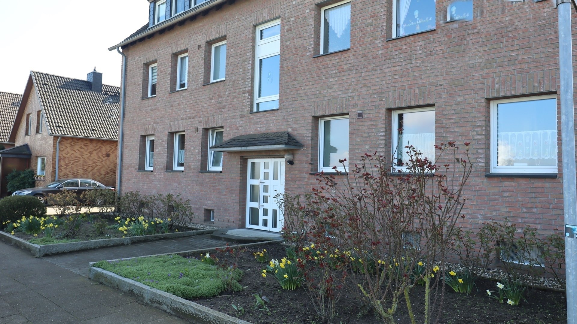 Vorderansicht Böcker Wohnimmobilien - Immobilienangebot - Duisburg-Serm - Alle - Helle, gepflegte und geräumige Eigentumswohnung mit Blick auf die anliegenden Wiesen und Felder.