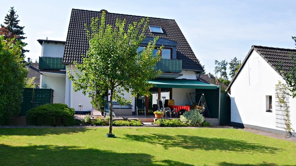 Böcker Wohnimmobilien - Immobilienangebot - Düsseldorf - Haus - Top renoviert: Freistehendes 1-2-Familienhaus! 9 Zimmer! Grundstück ca. 1.192 m²!