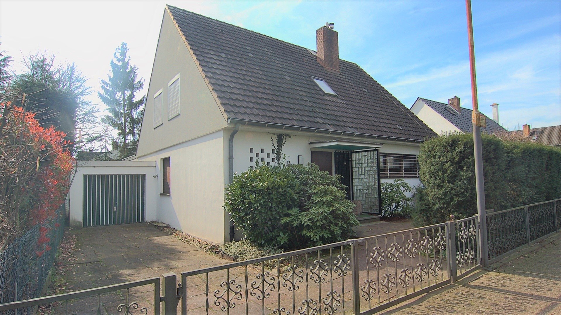 Böcker Wohnimmobilien - Immobilienangebot - Düsseldorf / Angermund - Haus - Freistehendes EFH in Angermund! Nähe Schloß Heltorf! Sanierungsbedarf! Erbpachtgrundstück!