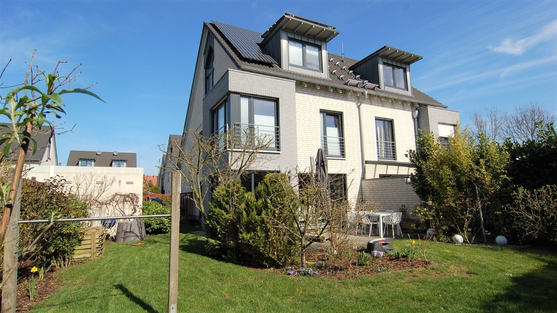 Böcker Wohnimmobilien - Immobilienangebot - Düsseldorf / Wittlaer - Alle - Moderne, hochwertig ausgestattete DHH in familienfreundlicher Lage Wittlaer!