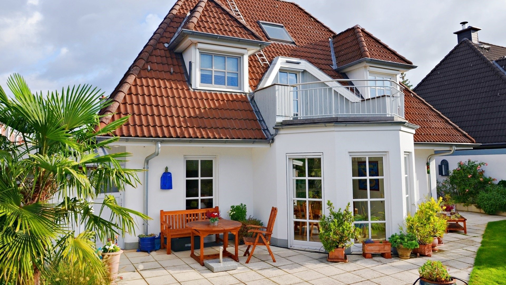 Böcker Wohnimmobilien - Immobilienangebot - Duisburg / Huckingen - Alle - Freistehende hochwertige Großraum-Immobilie: 5-Zi.-EFH im Landhausstil!