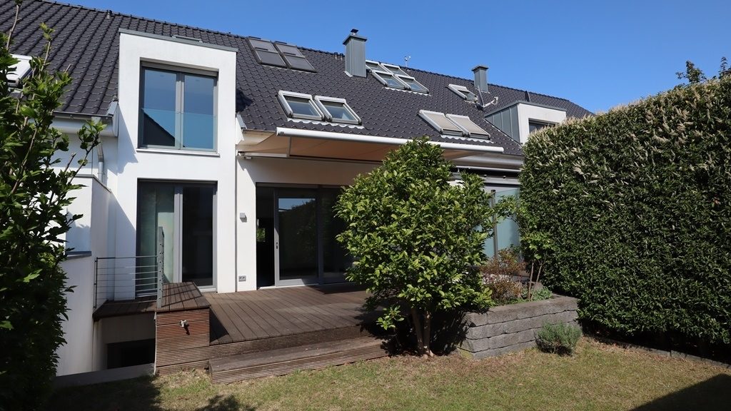 Böcker Wohnimmobilien - Immobilienangebot - Düsseldorf / Lohausen - Alle - Exklusives Einfamilienhaus mit viel Licht, geschmackvoller Ausstattung und angenehmer Atmosphäre!