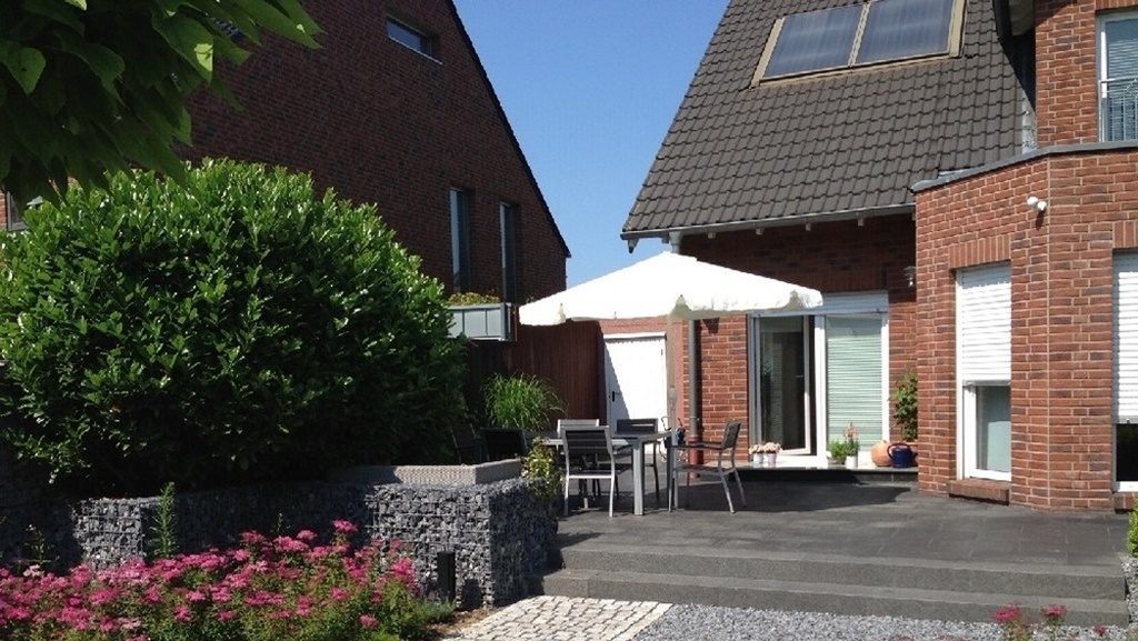 Böcker Wohnimmobilien - Immobilienangebot - Düsseldorf / Lohausen - Alle - Attraktives Einfamilienhaus in Kaiserswerth - Nähe Internationaler Schule