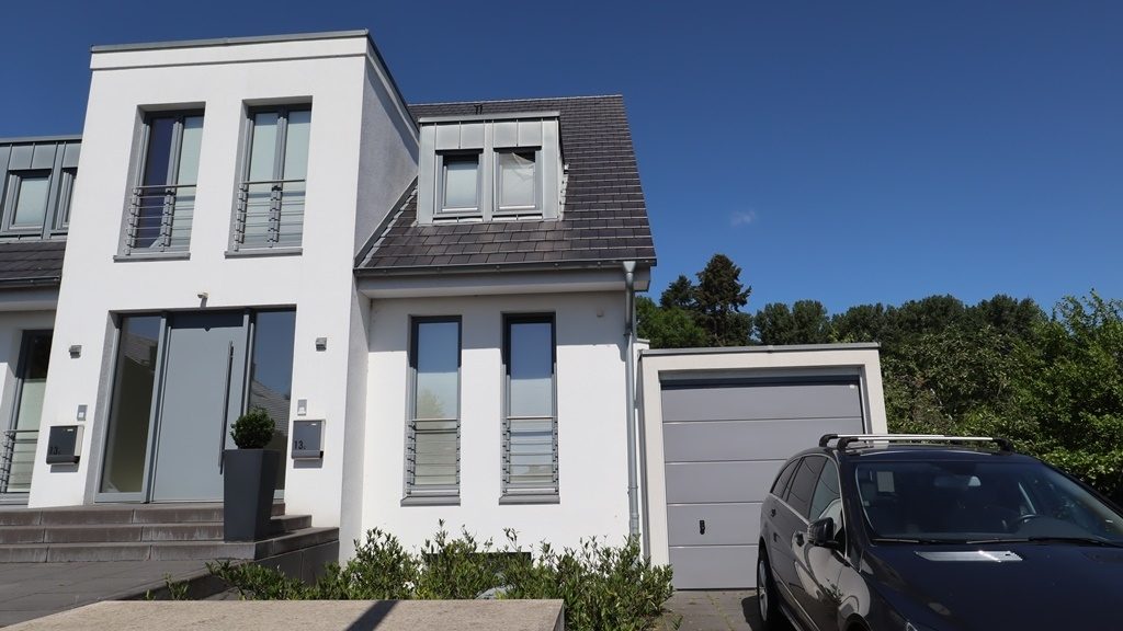 Böcker Wohnimmobilien - Immobilienangebot - Düsseldorf / Kaiserswerth - Alle - Exklusive Doppelhaushälfte in fußläufiger Nähe zur ISD!