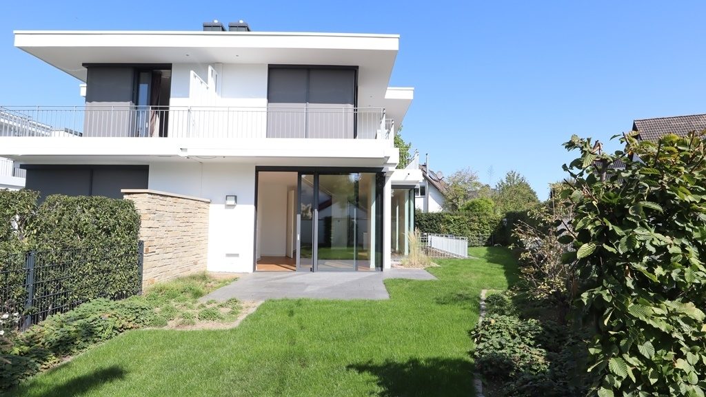 Böcker Wohnimmobilien - Immobilienangebot - Düsseldorf / Wittlaer - Alle - Exklusive Doppelhaushälfte-Villa mit Luxusausstattung in Rheinnähe!