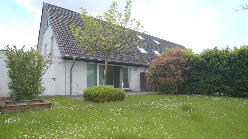 Böcker Wohnimmobilien - Immobilienangebot - Düsseldorf / Lohausen - Alle - Exklusives Doppelhaus in der Nähe der Internationalen Schule.