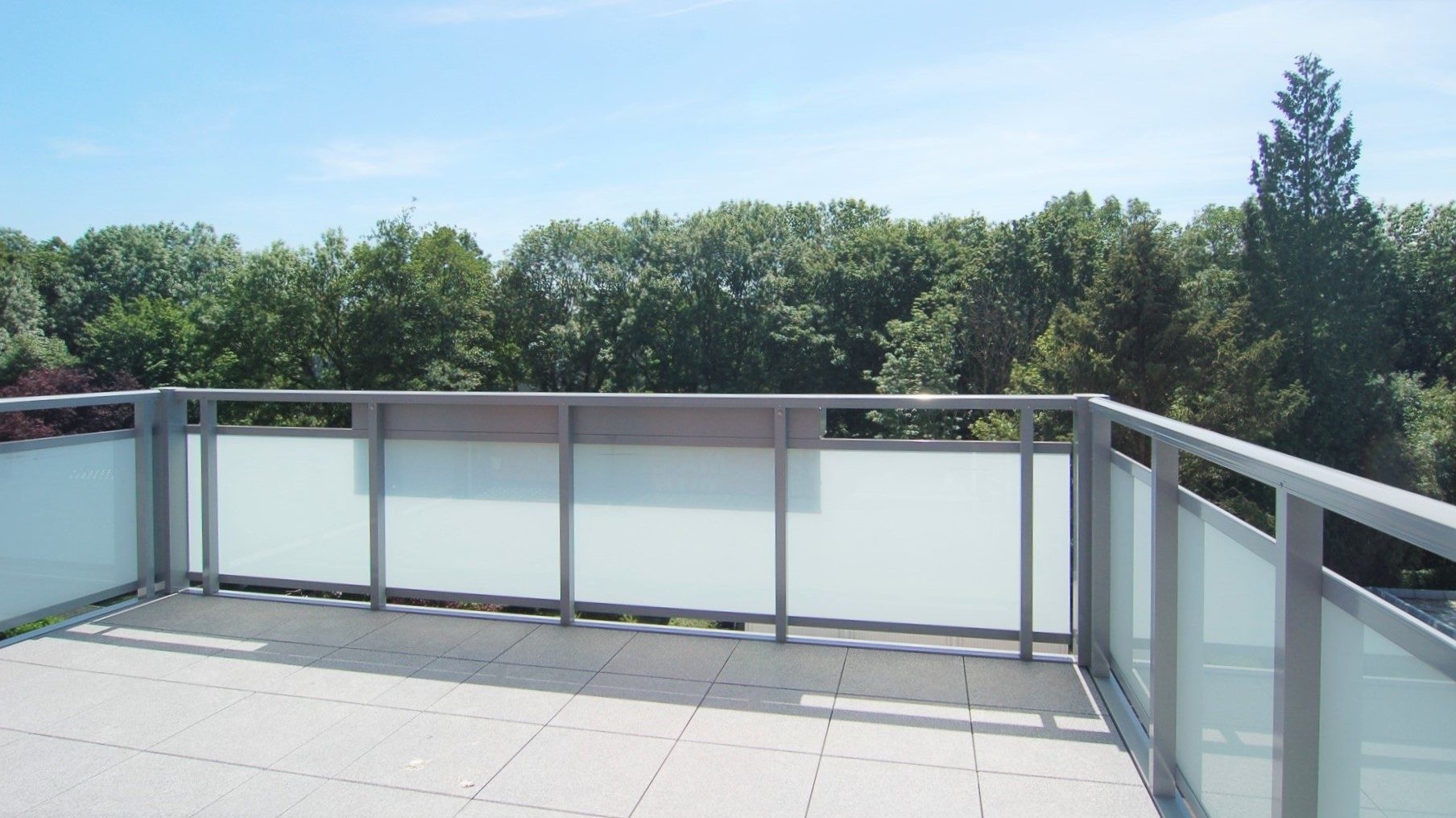 großzügige Terrasse Böcker Wohnimmobilien - Immobilienangebot - Duisburg / Huckingen - Alle - Exklusive Dachgeschosswohnung mit großzügigen Sonnenbalkon in Duisburg-Huckingen!