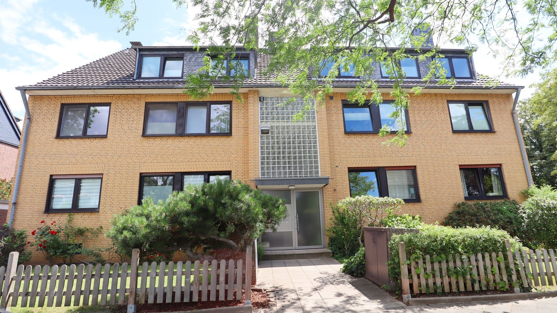 Böcker Wohnimmobilien - Immobilienangebot - Düsseldorf - Alle - Großzügige 3-Zimmer Wohnung mit Einzelgarage und tollem Balkon in Düsseldorf-Lohausen!