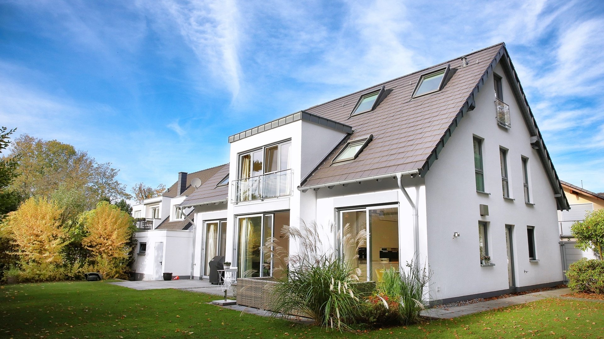 Rückansicht Böcker Wohnimmobilien - Immobilienangebot - Düsseldorf / Wittlaer - Alle - Hochwertig modern: 9-Zimmer-Premiumvilla für die anspruchsvolle Familie mit Süd/West Ausrichtung