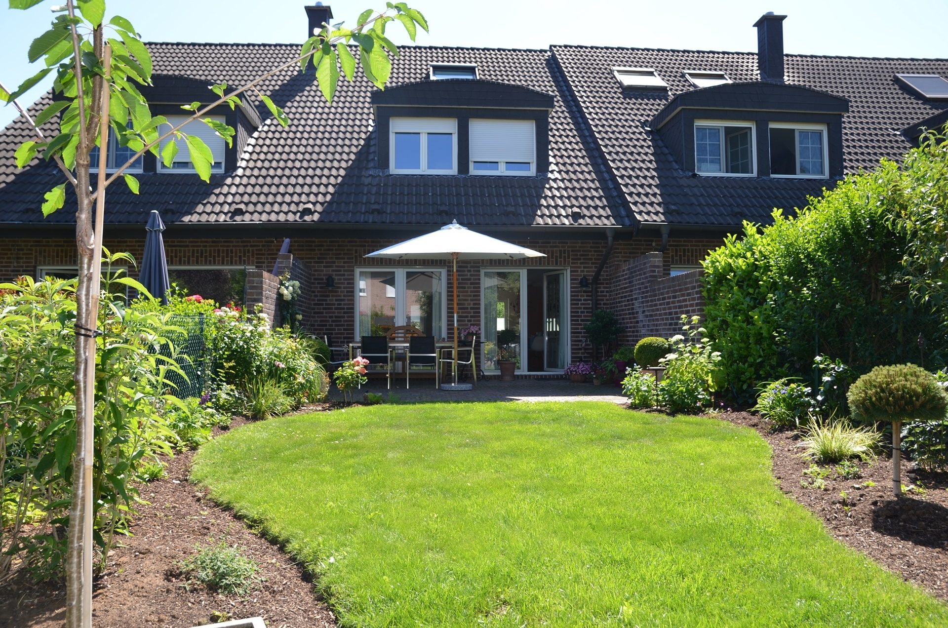 Böcker Wohnimmobilien - Immobilienangebot - Düsseldorf / Einbrungen - Alle - Charmantes Reihenmittelhaus in familienfreundlicher Lage von Einbrungen!