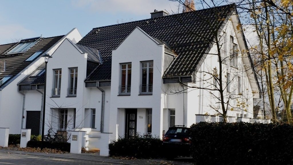 Hausansicht Böcker Wohnimmobilien - Immobilienangebot - Düsseldorf-Lohausen - Alle - Exklusives Doppelhaus - Familientraum in Kaiserswerth