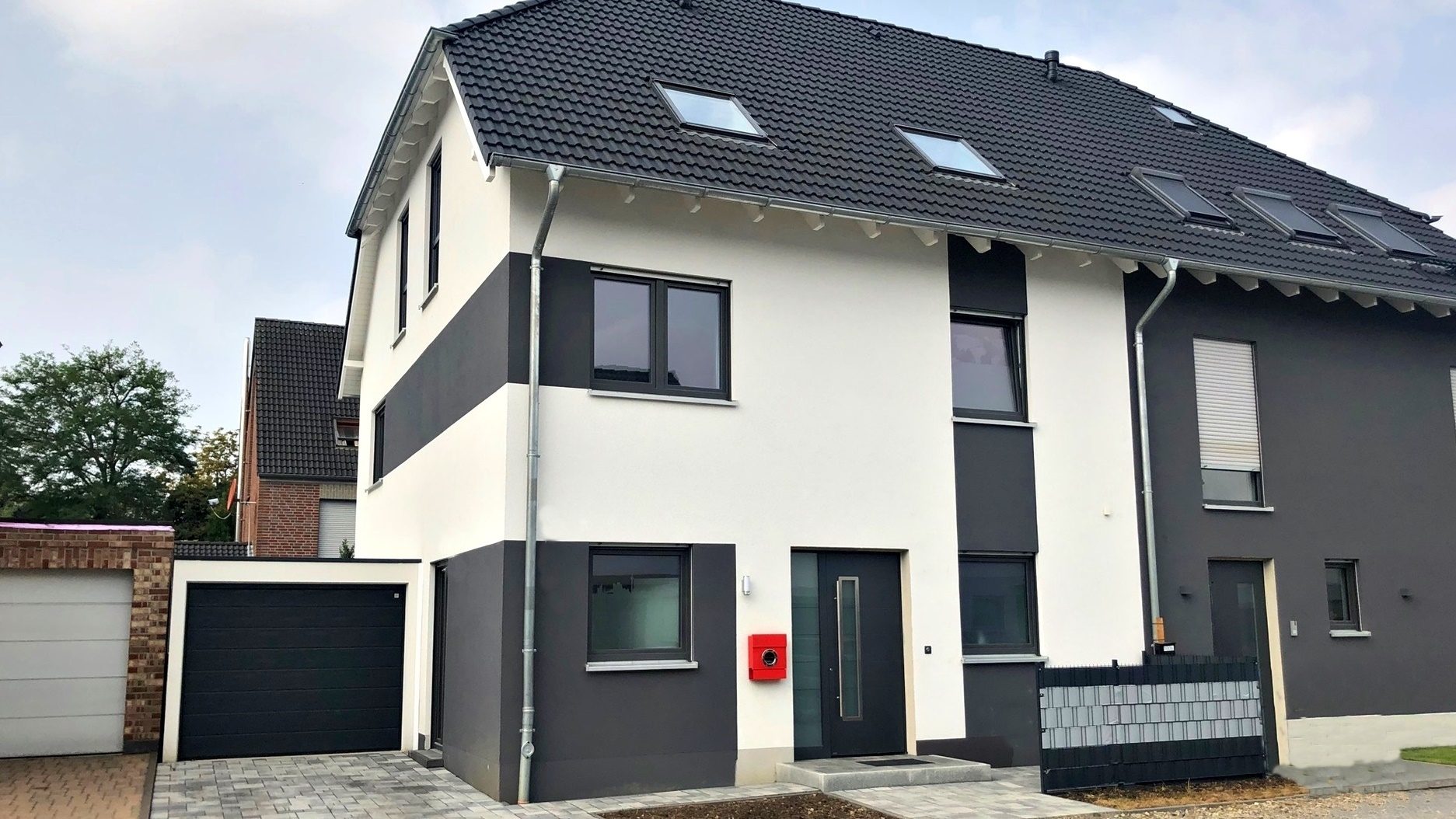 Hausansicht Böcker Wohnimmobilien - Immobilienangebot - Düsseldorf / Unterrath - Alle - Modern & Hochwertig! Attraktive Doppelhaushälfte aus 2018 !