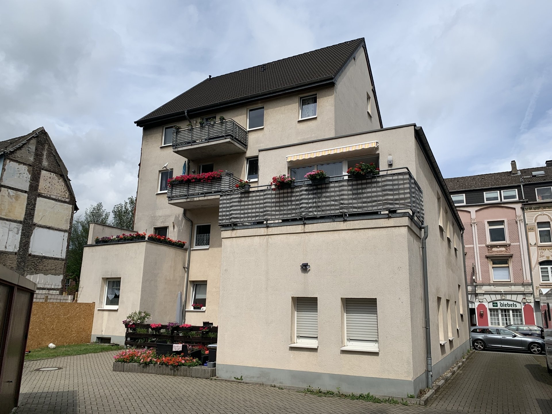 Hofansicht Böcker Wohnimmobilien - Immobilienangebot - Duisburg - Alle - Öffentlich gefördertes Mehrfamilienhaus ohne Leerstand mit 6 Wohneinheiten zur Kapitalanlage !!!