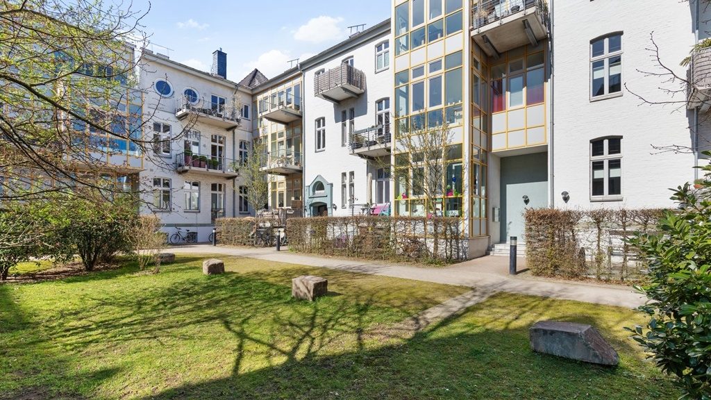 Böcker Wohnimmobilien - Immobilienangebot - Düsseldorf / Einbrungen - Alle - Wohnen im denkmalgeschütztem Dreiflügelhaus.
Attraktive 3 Zi.-Maisonette-Whg., EBK, 2 Bäder, Balkon!