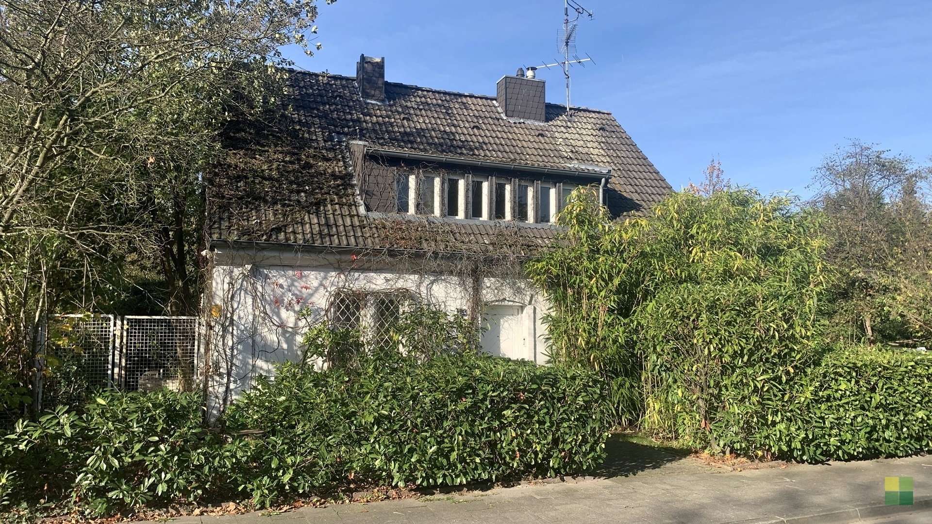 Böcker Wohnimmobilien - Immobilienangebot - Düsseldorf / Lohausen - Alle - Freistehendes Einfamilienhaus mit Potenzial in Düsseldorf-Lohausen.