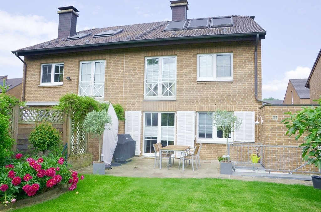 Böcker Wohnimmobilien - Immobilienangebot - Düsseldorf / Kaiserswerth - Alle - Family Dream: 6 Zimmer, 2 Bäder, Studio, Keller, Garten, Garage!
