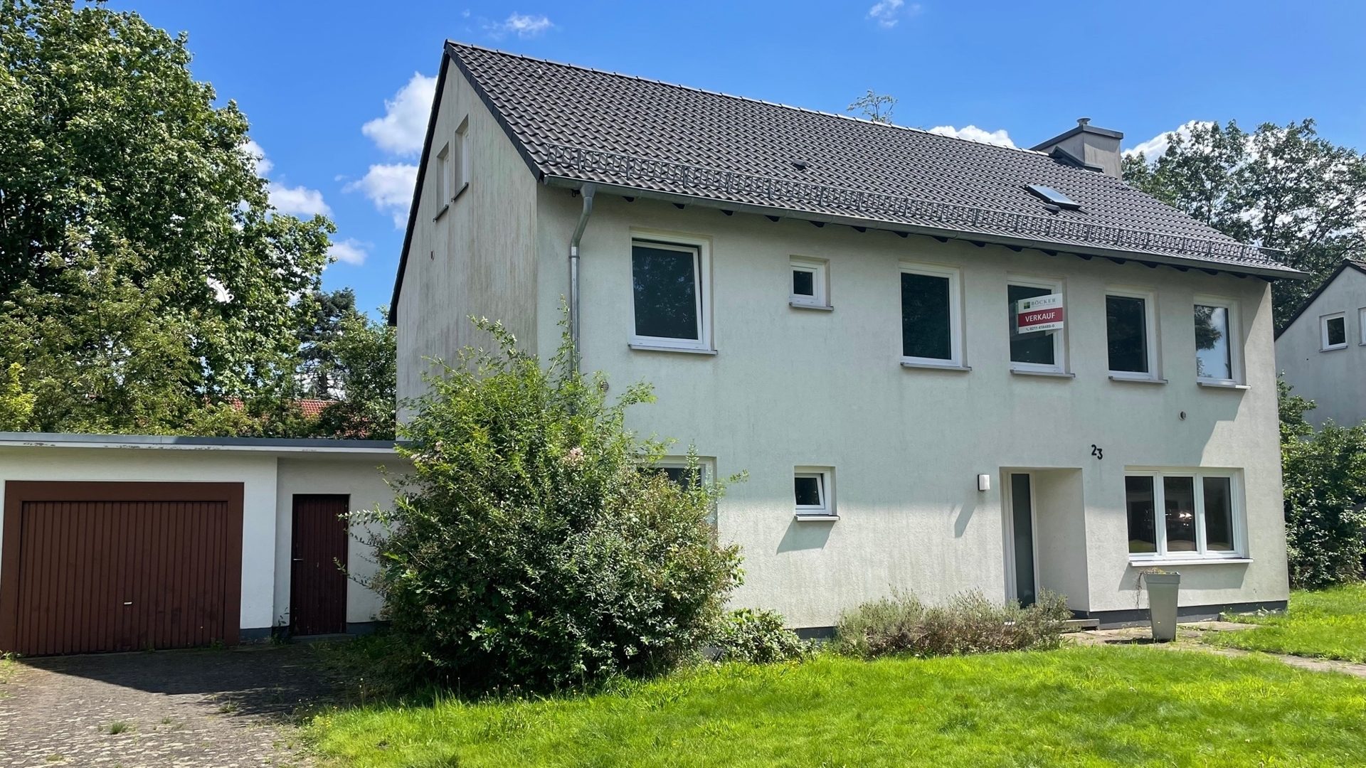 Böcker Wohnimmobilien - Immobilienangebot - Düsseldorf / Lohausen - Alle - Ideal für Familien mit Kindern auf großem Grundstück!