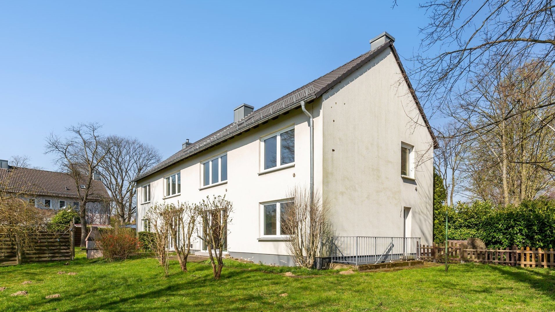 Böcker Wohnimmobilien - Immobilienangebot - Düsseldorf - Alle - Hell & Großzügig - Eine Doppelhaushälfte mit ausreichend Potential