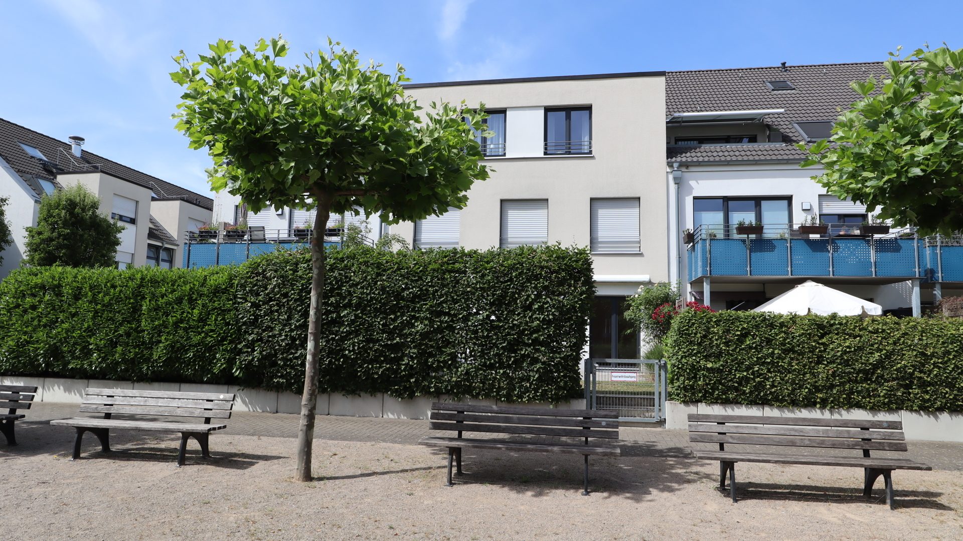 Böcker Wohnimmobilien - Immobilienangebot - Düsseldorf / Wittlaer - Alle - 4-Zimmerwohnung im Maisonette-Stil. Erdgeschoss. Terrasse mit Garten