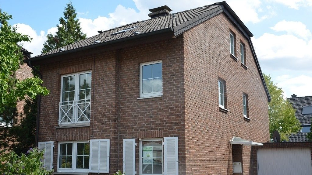 Böcker Wohnimmobilien - Immobilienangebot - Düsseldorf / Kaiserswerth - Alle - Freistehendes Einfamilienhaus, fußläufig Internationale Schule erreichbar