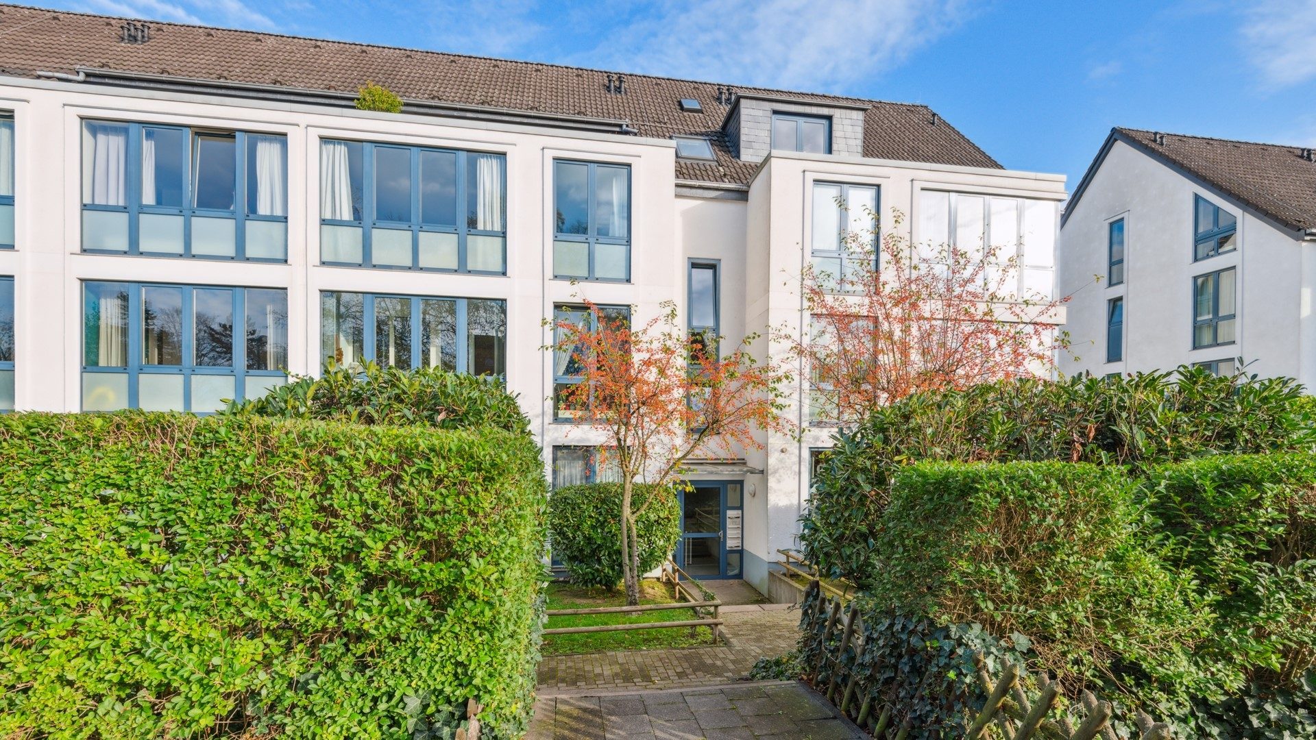 Böcker Wohnimmobilien - Immobilienangebot - Düsseldorf / Kaiserswerth - Alle - Lichtreiche 4,5 Zi.-Wohnung in Kaiserswerth. Balkon. Wintergarten. Nähe Rhein & Int. Schule!