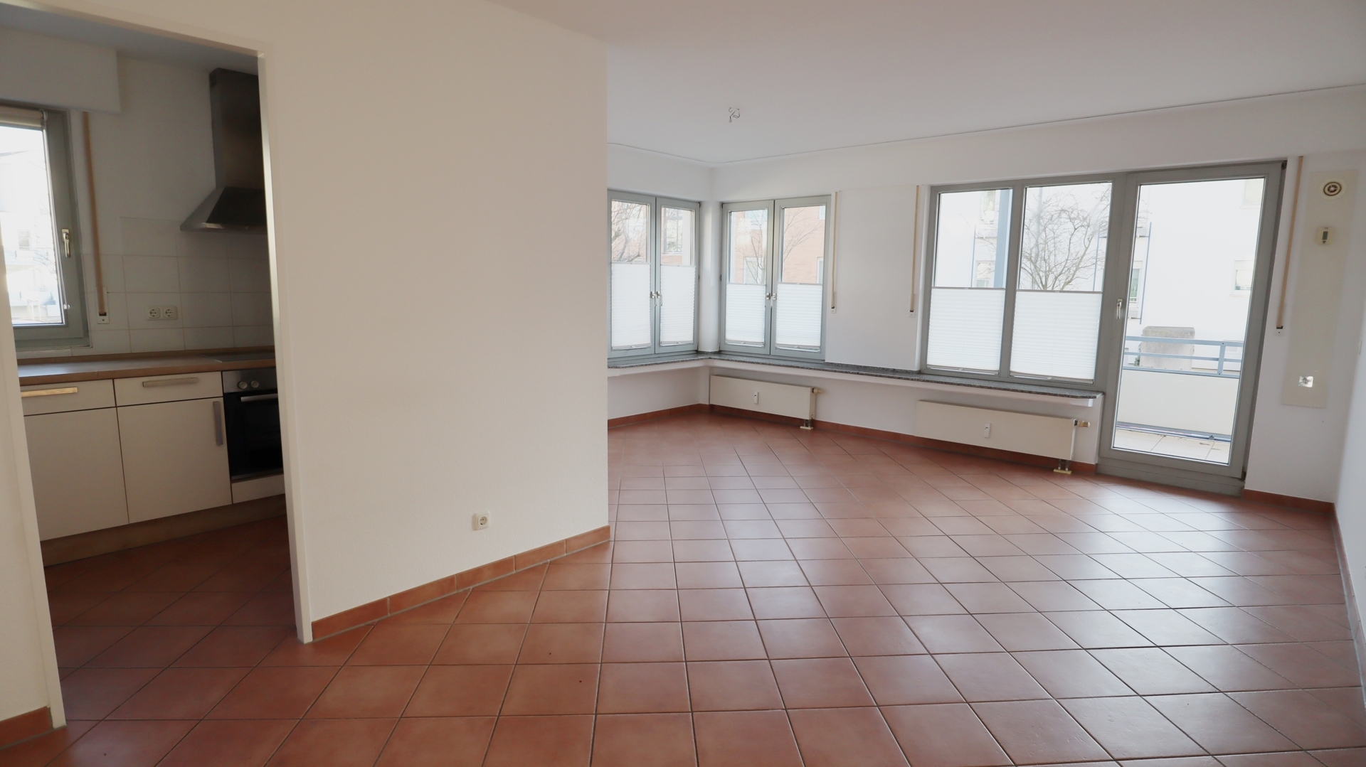 Wohn-Essbereich Böcker Wohnimmobilien - Immobilienangebot - Düsseldorf / Einbrungen - Alle - Charmante, helle 3-Zimmer-Wohnung mit Sonnenbalkon & Einbauküche! Aufzug! TG-Stellplatz! Nähe U79!