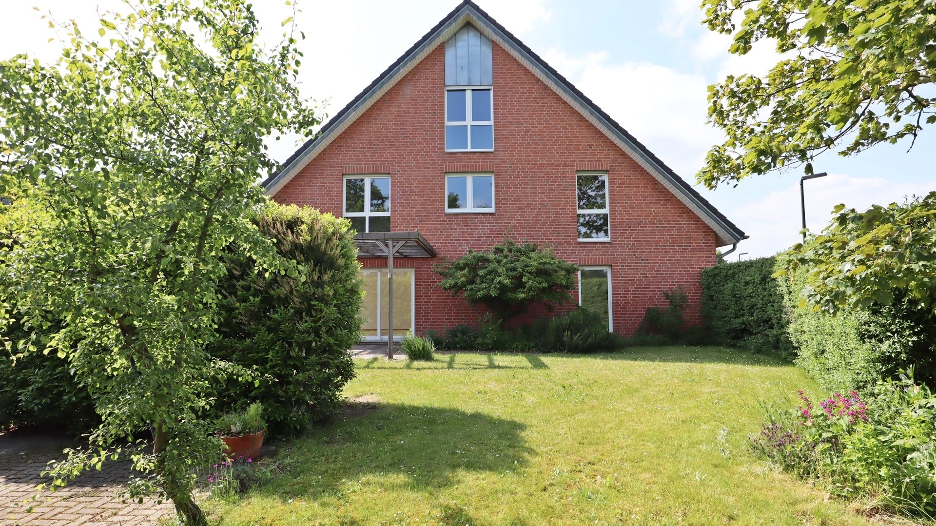 Böcker Wohnimmobilien - Immobilienangebot - Düsseldorf / Wittlaer - Alle - Hochwertige Doppelhaushälfte mit Blick auf Wiesen und Felder in Wittlaer! EBK! Garage!
