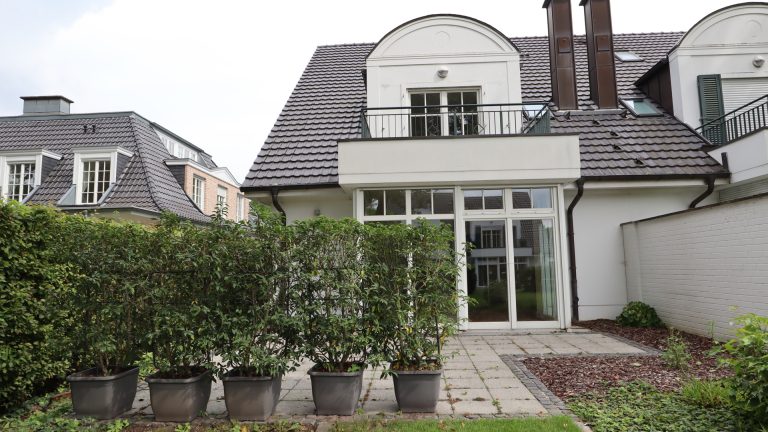 Böcker Wohnimmobilien - Immobilienangebot - Düsseldorf / Wittlaer - Alle - Exklusive Doppelhaushälfte in bevorzugter Lage von Wittlaer nahe des Rheins!