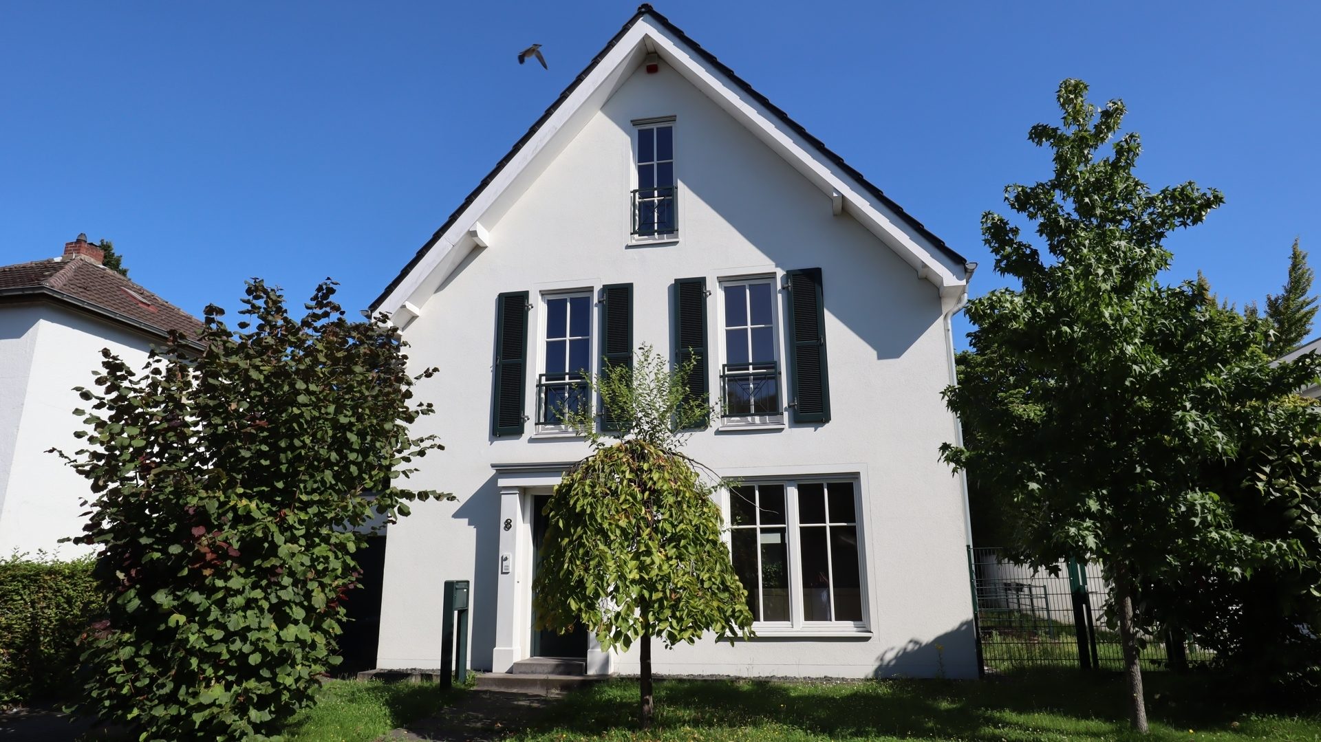 Hausansicht Böcker Wohnimmobilien - Immobilienangebot - Düsseldorf/Kaiserswerth - Alle - Lichtdurchflutetes, hochwertiges Einfamilienhaus in Kaiserswerth!
