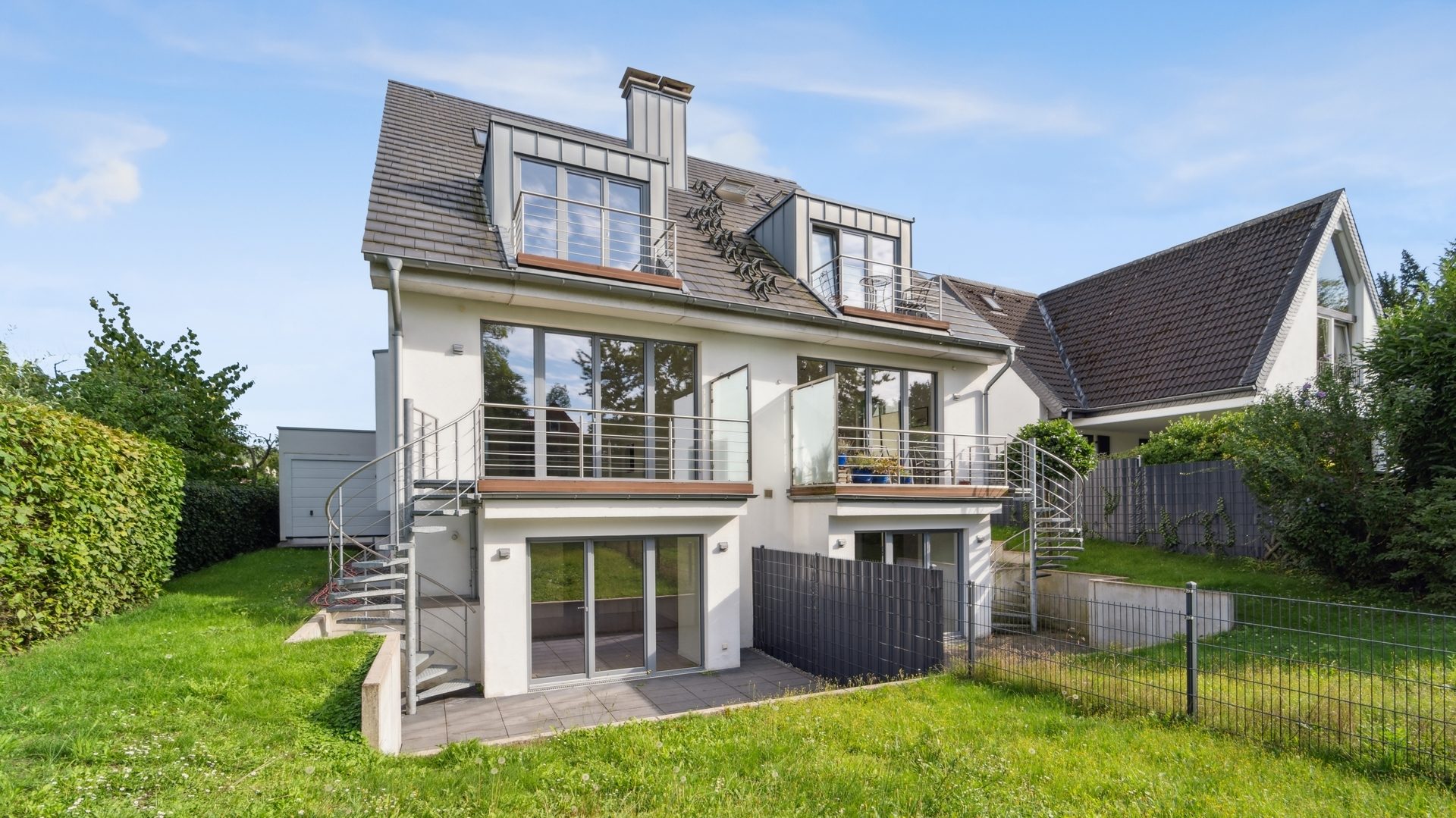 Böcker Wohnimmobilien - Immobilienangebot - Düsseldorf / Kaiserswerth - Alle - Exklusive Doppelhaushälfte in fußläufiger Nähe zum Rhein und zur internationalen Schule