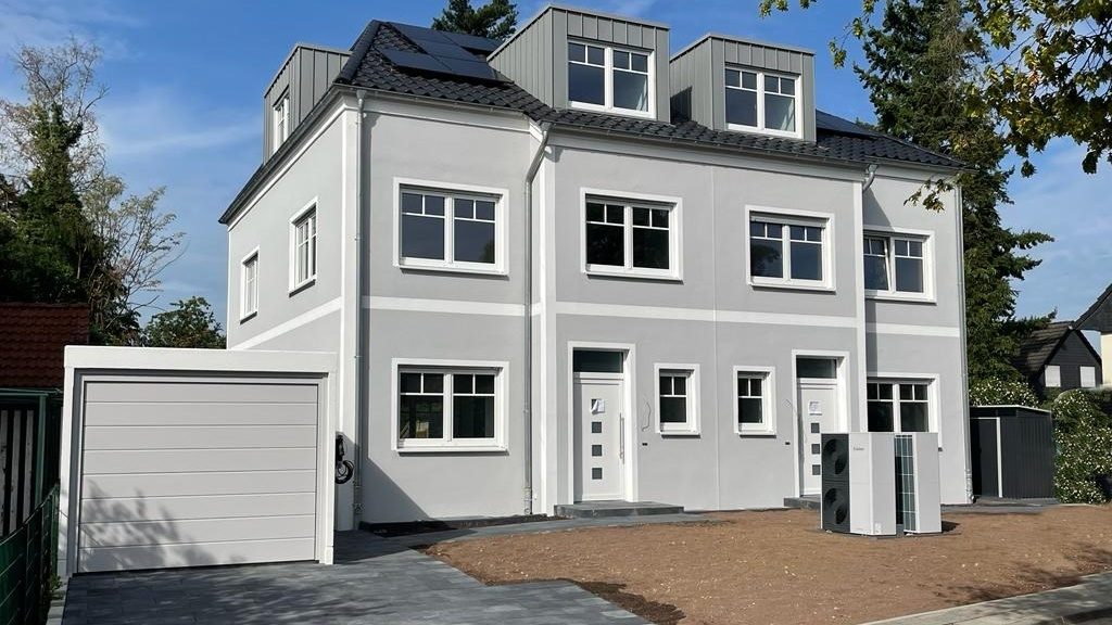 Vorderansicht Böcker Wohnimmobilien - Immobilienangebot - Düsseldorf / Angermund - Alle - Großzügige Doppelhaushälfte in Angermund mit Top-Ausstattung, Garage - Fußläufig zum Ortskern!