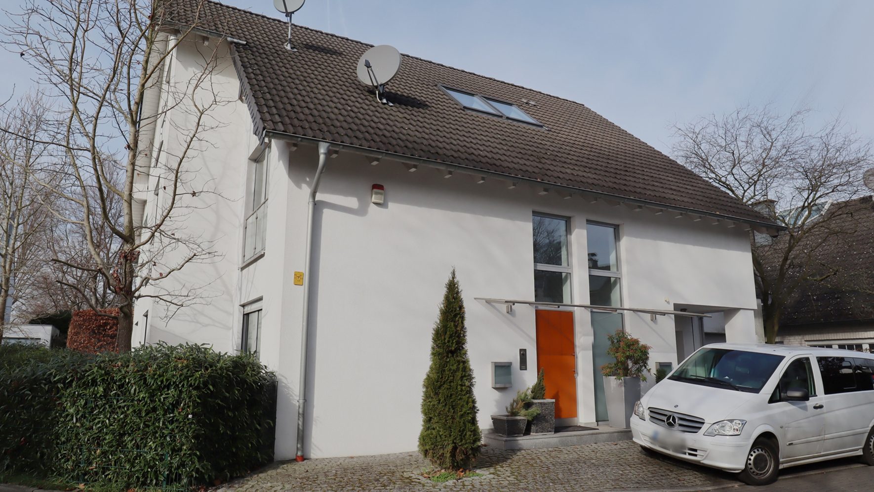 Böcker Wohnimmobilien - Immobilienangebot - Düsseldorf / Lohausen - Alle - Familientraum auf ca. 262 m² Wohnfläche, mit Parkgrundstück & Garage in Top-Rheinnähe