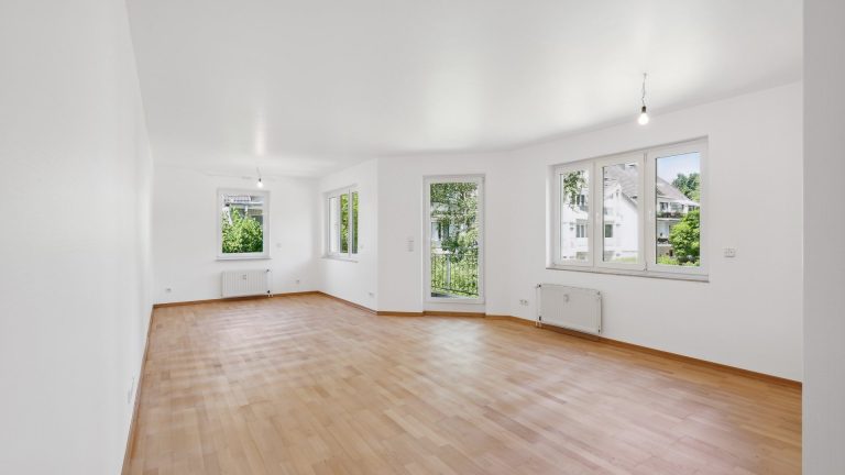 Böcker Wohnimmobilien - Immobilienangebot - Düsseldorf / Lohausen - Alle - Stadtnah im Grünen: Lichtreiche 3-Zimmer-Wohnung mit Balkon und herrlichem Grünblick