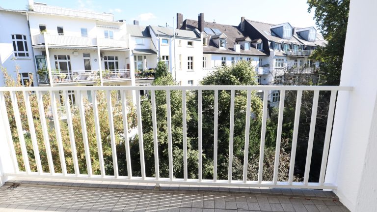 Böcker Wohnimmobilien - Immobilienangebot - Düsseldorf / Oberkassel - Alle - Altbau-Wohnung zentral im Herzen von Oberkassel