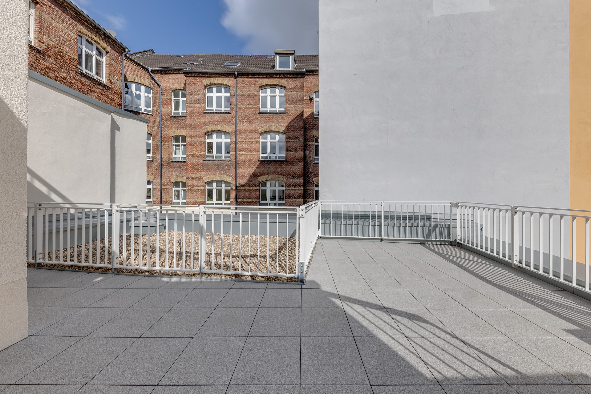 Böcker Wohnimmobilien - Immobilienangebot - Düsseldorf / Friedrichstadt - Alle - Stadthaus mit Terrasse sowie Dachterrasse im Erstbezug.