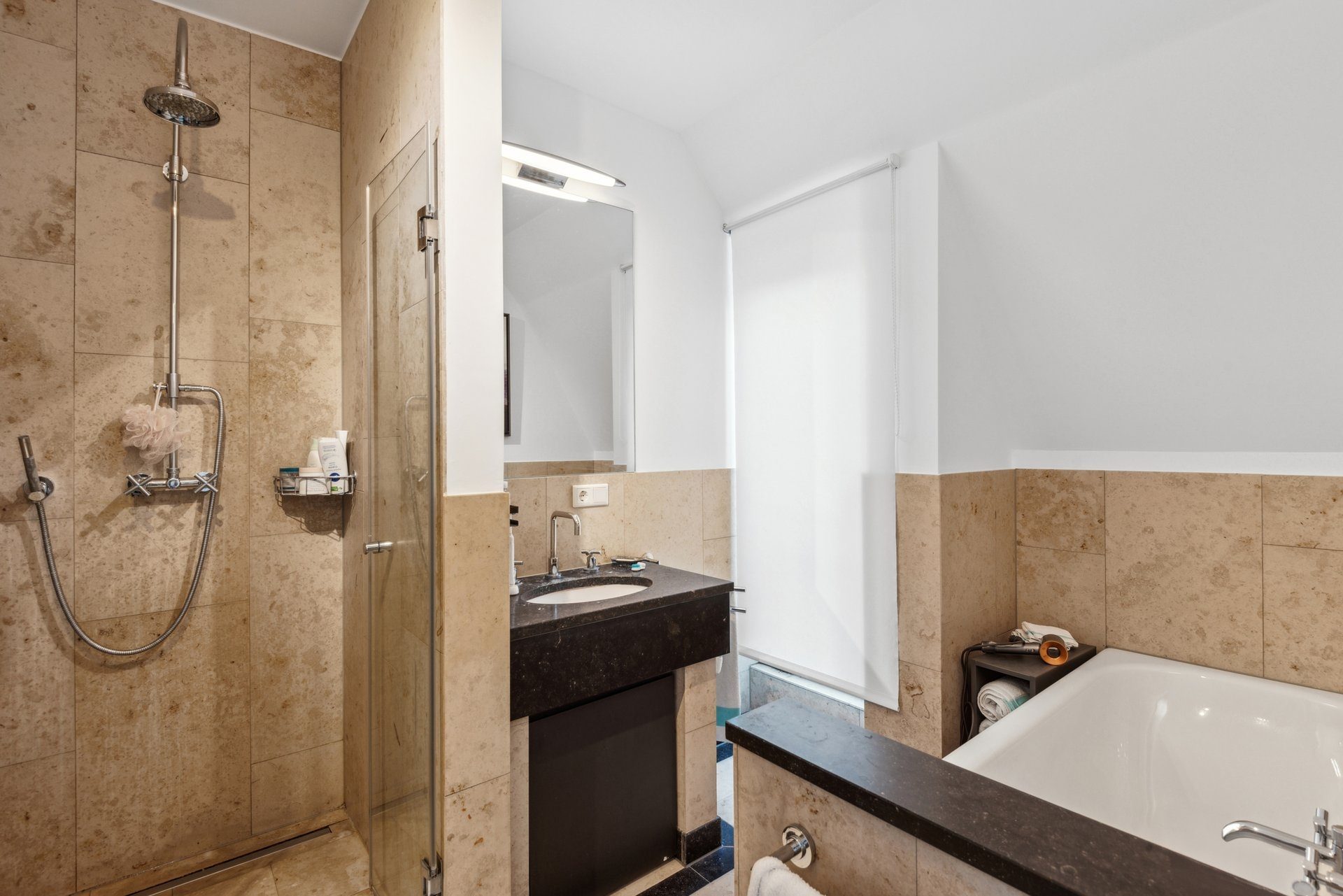 Böcker Wohnimmobilien - Immobilienangebot - Düsseldorf /Pempelfort - Alle - Lichtdurchflutetes Altbau-Dachgeschoss mit Aufzug,  ca.171 m² und Dachterrasse