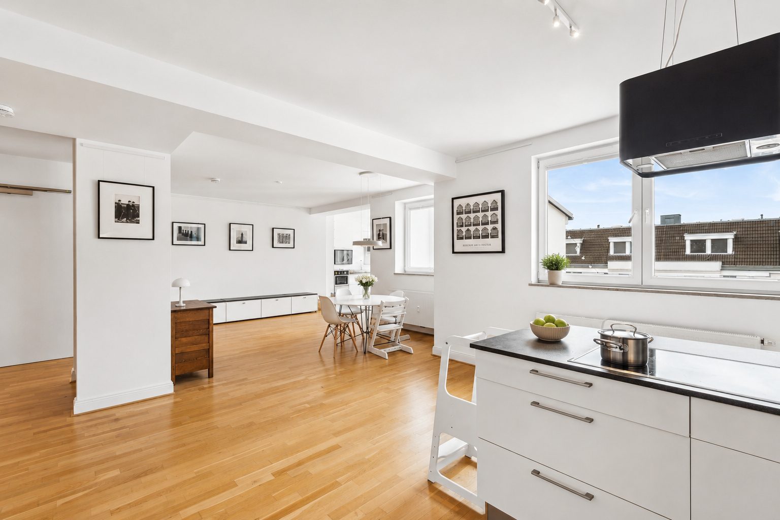 Böcker Wohnimmobilien - Immobilienangebot - Düsseldorf /Pempelfort - Alle - Lichtdurchflutetes Altbau-Dachgeschoss mit Aufzug,  ca.171 m² und Dachterrasse