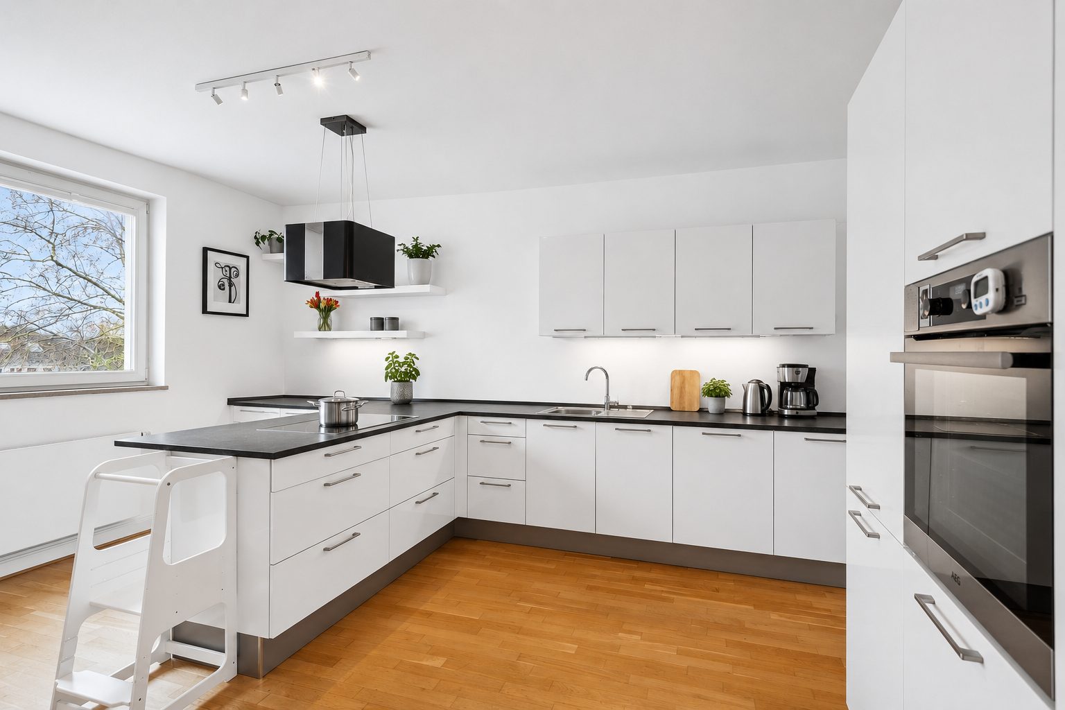 Böcker Wohnimmobilien - Immobilienangebot - Düsseldorf /Pempelfort - Alle - Lichtdurchflutetes Altbau-Dachgeschoss mit Aufzug,  ca.171 m² und Dachterrasse