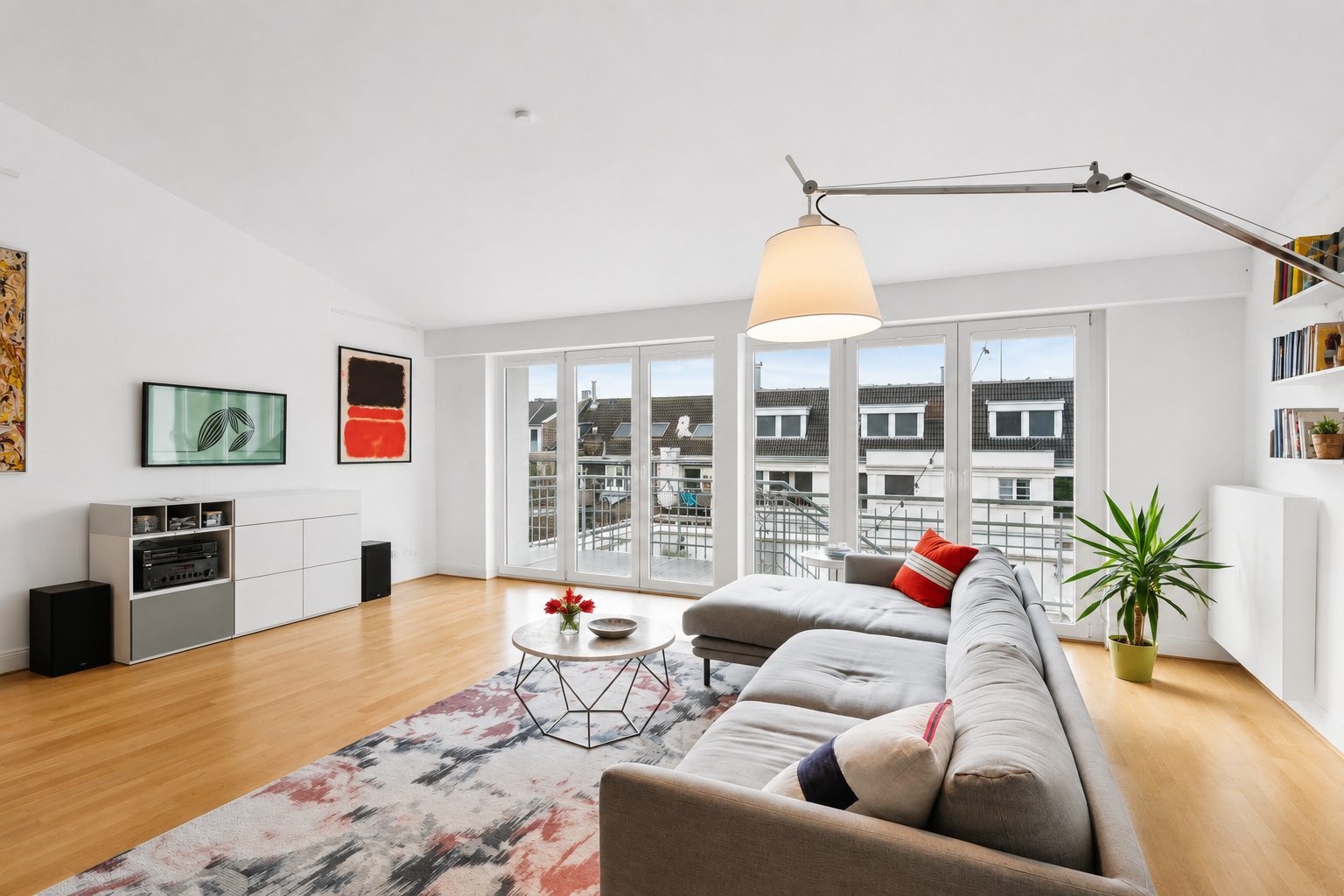 Böcker Wohnimmobilien - Immobilienangebot - Düsseldorf /Pempelfort - Alle - Lichtdurchflutetes Altbau-Dachgeschoss mit Aufzug,  ca.171 m² und Dachterrasse