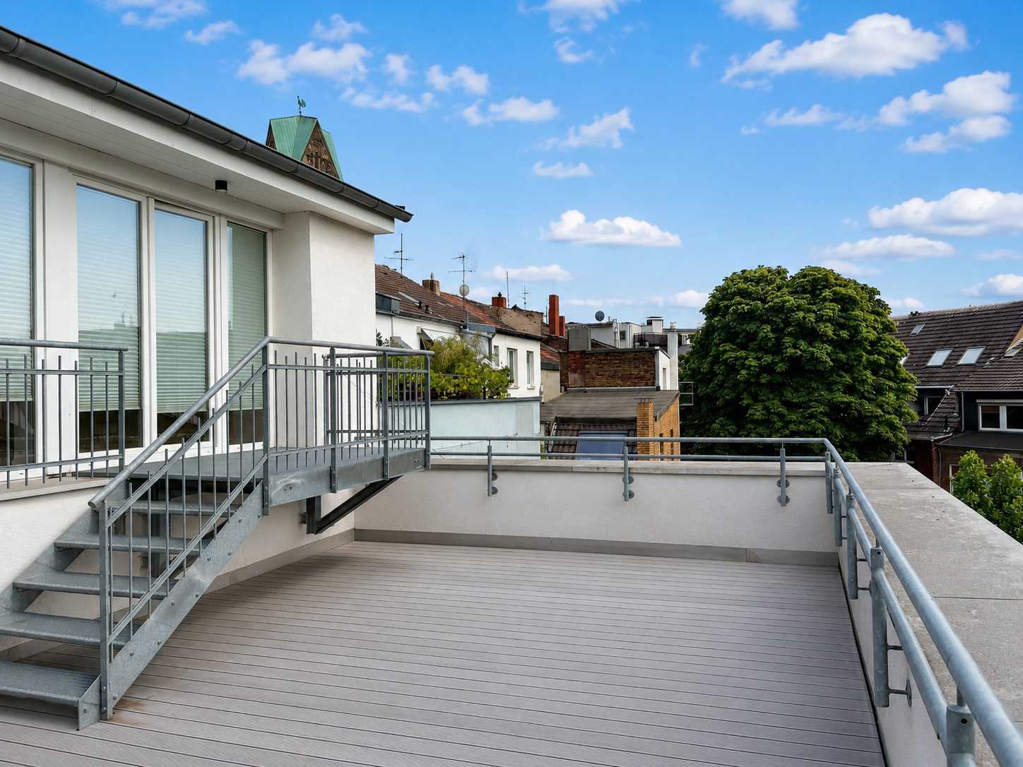 Böcker Wohnimmobilien - Immobilienangebot - Düsseldorf /Pempelfort - Alle - Lichtdurchflutetes Altbau-Dachgeschoss mit Aufzug,  ca.171 m² und Dachterrasse