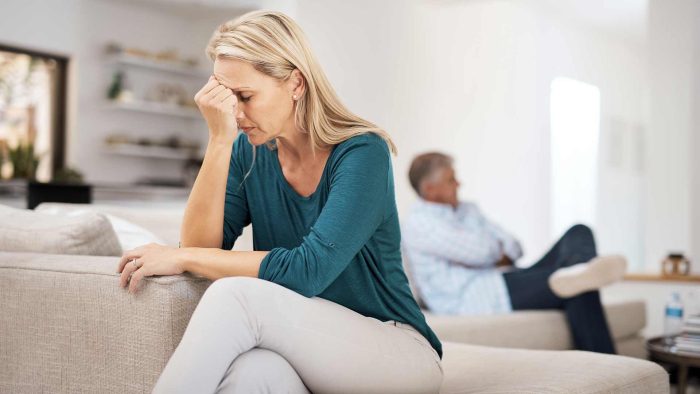 Ehepaar in den Fünfzigern sitzt auf der Couch und denkt über Scheidung nach