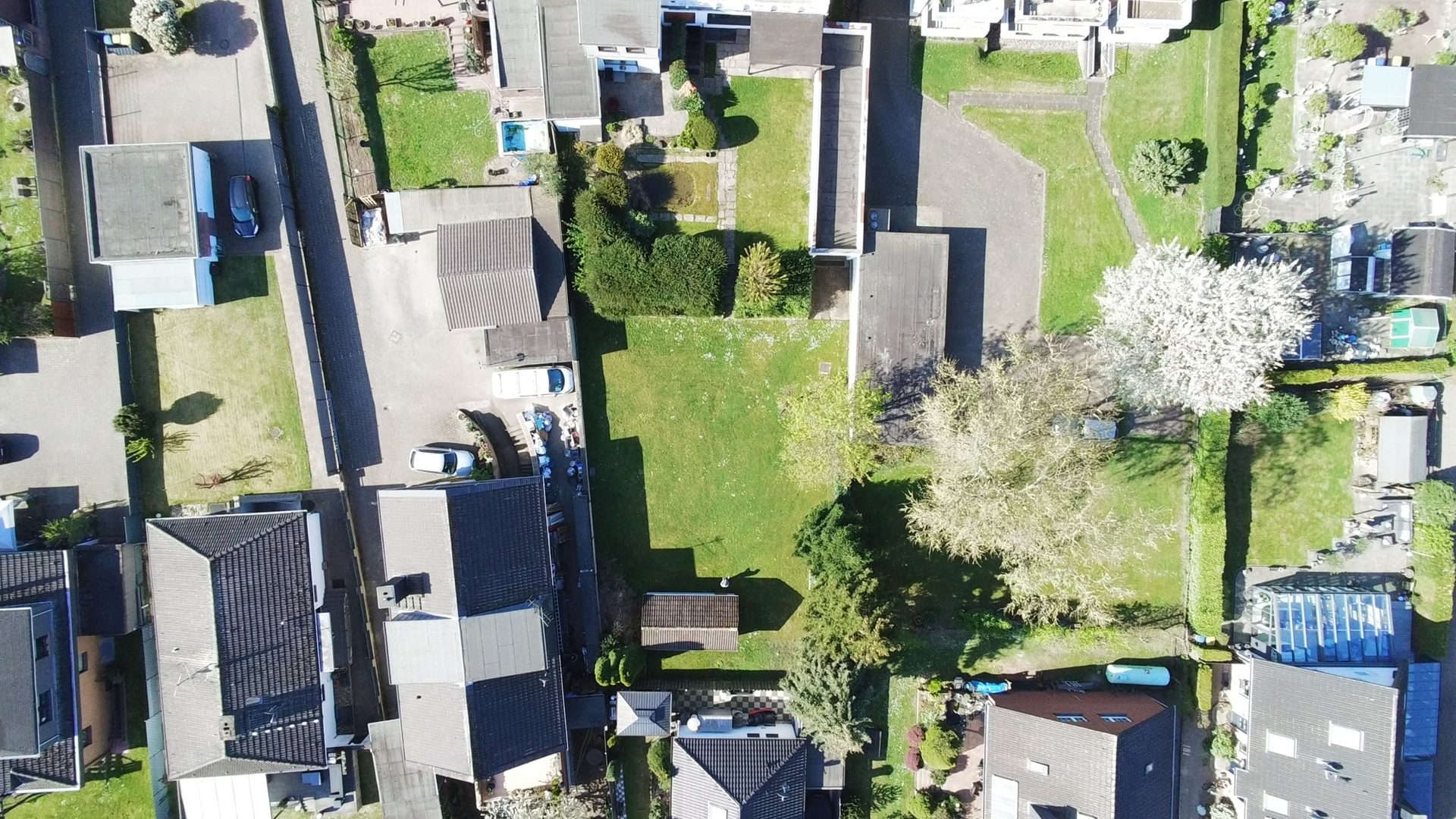 Böcker Wohnimmobilien - Immobilienangebot - Duisburg / Serm - Alle - Großes Potenzial - Bauplatz und Ausbau möglich - Nur 1 Einheit vermietet
